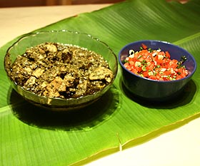 Хенакисуа си равитуту (hena-kisoa sy ravitoto). Свинина, тушённая с листьями маниока (ravitoto). Пюре из толчёных листьев маниока тушится, в отношении 1:1, с кубиками нарезанной свинины до состояния рагу или густого супа. В готовое рагу может добавляться кокосовое молоко, или вуаниу (voanio). Едят равитуту с варёным рисом и очень мелко нарезанным салатом из помидоров.  Фото Г.Шульпякова.
