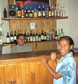 Малагасийское вино делается из винограда, выращиваемого с 19 века в районах Фианаранцуа и Анцирабе. Наиболее известные марки – "Lazan'ny Betsileo", "Grand Cru d'Antsirabe". Фото И.Сида.