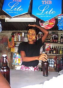 Пиво «Три Лошади» (Tree Horse Beer, THB) – высококачественная продукция малагасийских пивоварен. При 30 ° в тени весьма приятно даже в неохлаждённом виде. Продаётся в больших бутылках по 0,70 л и в маленьких по 0,35, а также в банках.  Фото И.Сида.