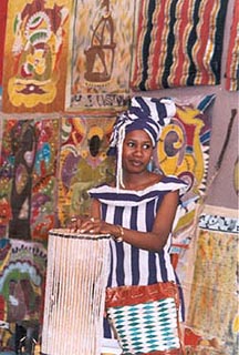 Хафсату на фоне произведений африканского искусства