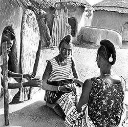 Женщины-фульбе в традиционном селении
