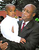 Чрезвычайный и полномочный посол Республики Кот-д'Ивуар в РФ д-р Жан Клод Калу-Дже с внуком