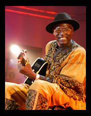 7 марта в родном городе Ньяфунке на 67м году жизни после продолжительной болезни скончался Али Фарка Туре (Ali Farka Toure), один из самых прославленных африканских музыкантов современности.