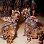 Молодые ивуарийцы исполняют традиционный танец