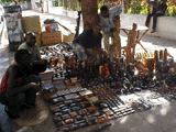 Уличная продажа изделий из слоновой кости, сандала, чёрного и красного дерева