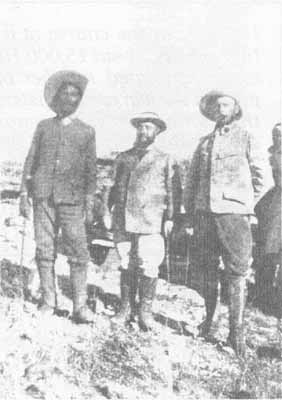 Якоп Маренга с двумя пленными германскими военными