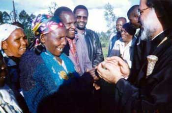 Кенийские бабушки встречают Александрийского Патриарха 