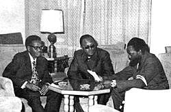 Алвор (Португалия), январь 1975 года. Лидеры трех ангольских национально-освободительных движений А.Нето (МПЛА), Х.Роберто (ФНЛА) и Ж.Савимби (УНИТА) обсуждают состав будущего переходного правительства страны.