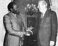 Госсекретарь США Дж. Шульц и Ж. Савимби обмениваются рукопожатиями и улыбками. Администрация Р. Рейгана покровительствовала “черному петуху”.