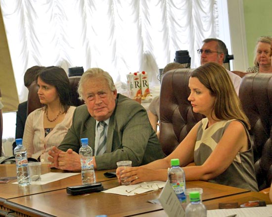 На фото Информцентра ООН: Л.Прокопенко (справа).